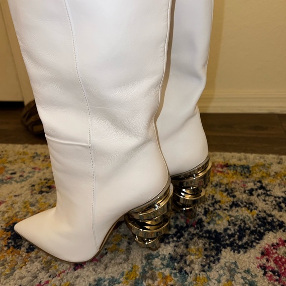 Keeyahri White Pointed Heeled Boots - Picture 11 of 14